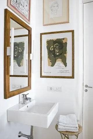 В гостевом туалете умывальник тоже фирмы Duravit. Оформил портрет Сабины работы Хуана Виды и работу…