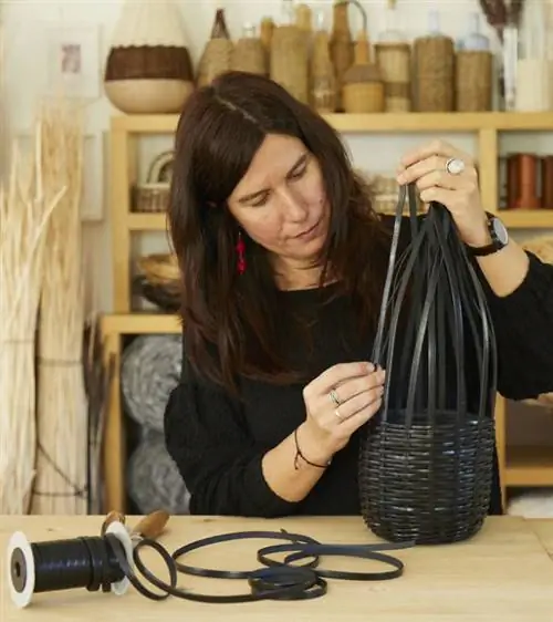 Idoia Cuesta в процессе создания для коллекции Loewe