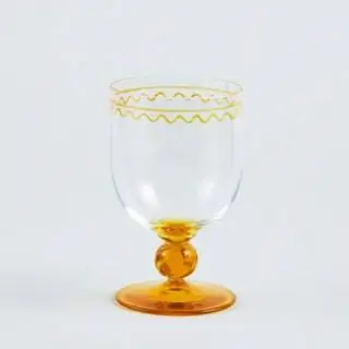 Для мельчайших деталей они выбрали золотые штрихи, вишенку на торте