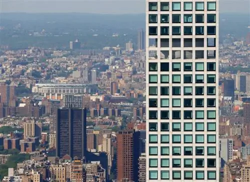 Вид на северный фасад небоскреба по адресу 432 Park Avenue в Нью-Йорке