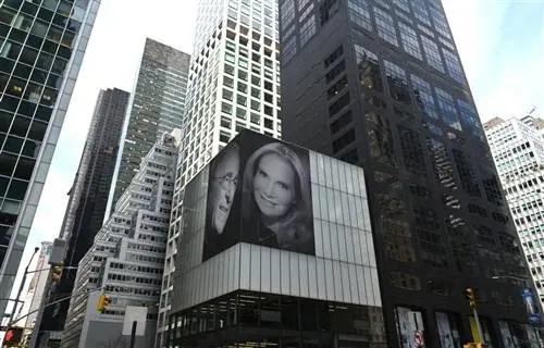 Внешний вид одного из фасадов 432 Park Avenue в 2019 году с гигантскими фотографиями застройщика Harry…
