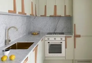 Мягкий зеленый цвет окрашивает кухонную мебель, где больше всего выделяются элегантные ручки из дуба…