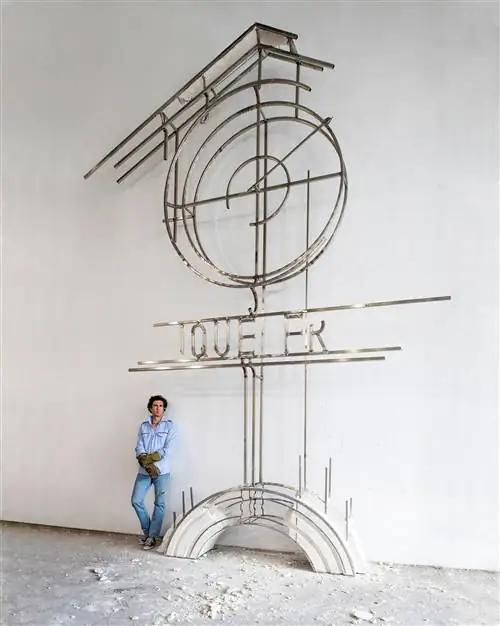 Художник со скульптурой Horloge des Tuileries à l'atelier. Лувр 2021