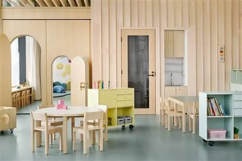 New Nordic School By the Sea“Der Gemeinschaftsbereich des Kindergartens ist offen farbenfroh fantasievoll
