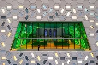 На втором уровне находится более интимная часовня и открытая терраса. Трапециевидная комната и терраса выходят на…
