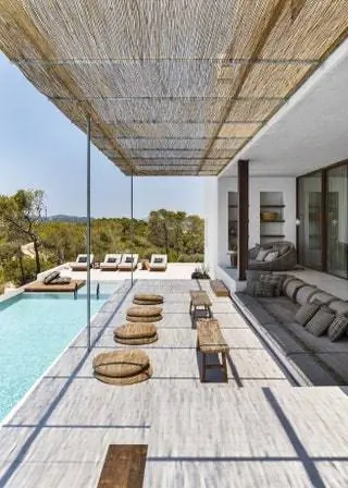В бассейне - диван Garden Layers от Gan и Canasta ‘13 от BB Italia, оба дизайна Уркиолы, и лампа Santorini от Marset…