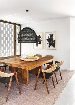 В столовой стол, спроектированный Патрисией, а также стулья Mathilda для Moroso. Tine K Home Rug Торшер…