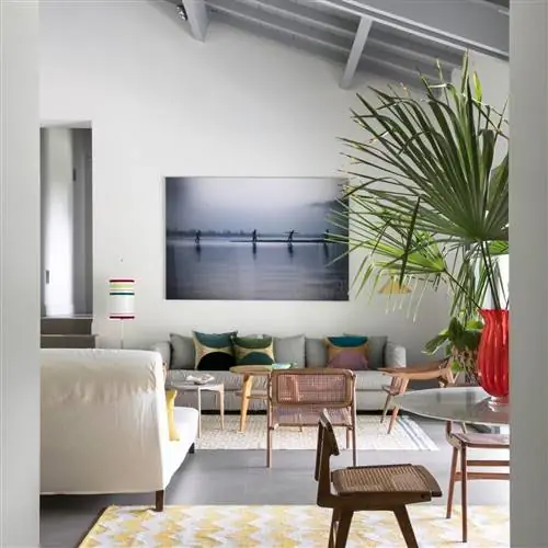 серые полы и потолок