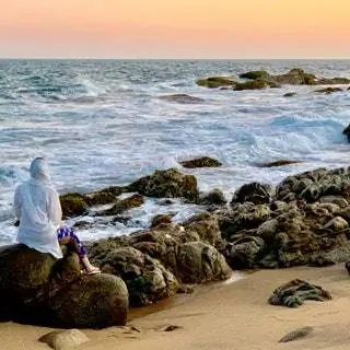 Один из самых волшебных моментов дня здесь, в Яле. Когда солнце садится, все становится оранжевым, и наступает ночь…