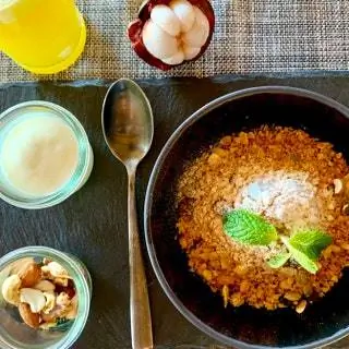 Экзотические фрукты, свежевыжатый цуно и даже свежеприготовленный карри. Рядом с индийским все вкуснее