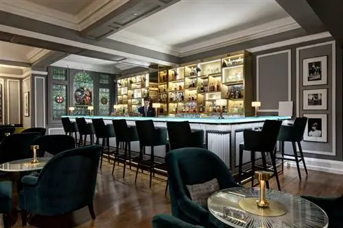 Это Brown's London, любимый отель Мии Фэрроу, Уинстона Черчилля и Агаты Кристи