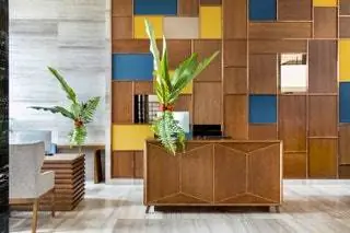 Лобби отеля Gran Melià Arusha, где местные африканские леса и типичные цвета…