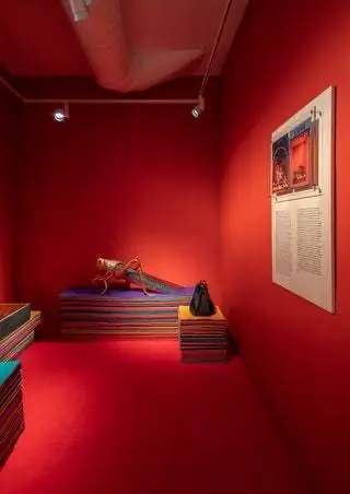 Хос Прес де Росас сделал этого гигантского кузнечика в 60-х годах, и Джонатан Андерсон переосмыслил его для…