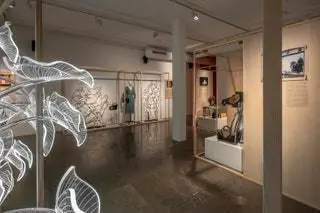 Кроме того, на выставке представлены изысканные зарисовки витрин, выполненные воском и акварелью, также выполненные Пересом де Росасом