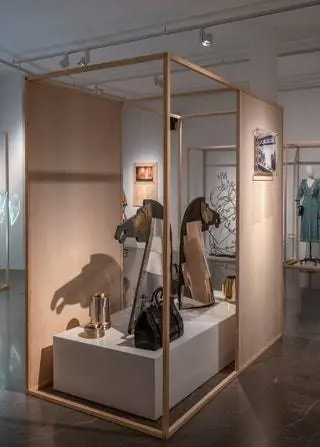 Впечатляющие лошадиные головы работы валенсийского скульптора Амадео Габино сопровождают экзотические кожаные сумки…