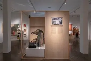 Выставка охватывает семьдесят лет оформления витрин и восемь различных тем, сопровождаемых фотографиями и текстами…