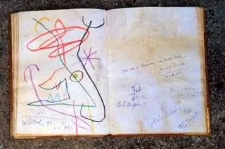 В золотой книге мы находим Кокто или короля Швеции, хотя многие подписи утеряны. На картинке а…