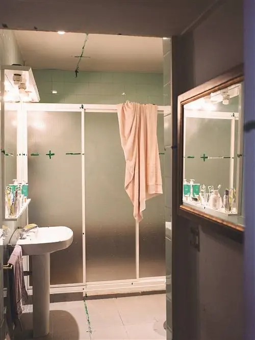 Дань уважения Антонио Лопесу через его работу «Lavabo y espejo»