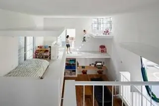 Balcony House сохранил в своей конструкции идею традиционного японского общения между соседями, которые…