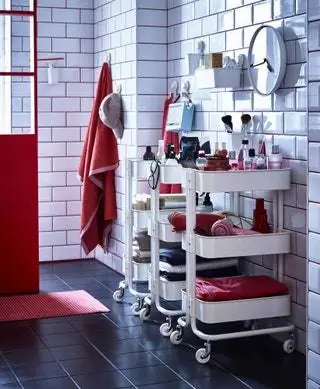 И, конечно же, Räskog от Ikea, эта тележка с колесами, чтобы наполнять косметику и перемещать ее без вашего малыша…