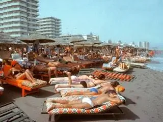 Даже пляжные коврики в Торремолиносе достигли психоделической тенденции в этом месте для принятия солнечных ванн, чехлы…