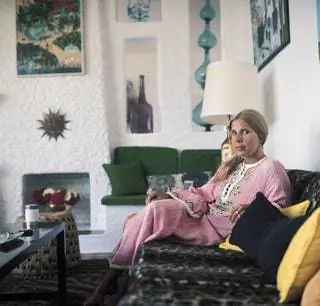 Каэтана Фитц Джеймс, герцогиня Альба, в своей летней резиденции в Марбелье, 1973 год, с толстыми стенами готеля, кирпичными диванами…