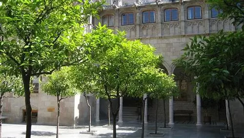 Фасад Llop Madrid со скульптурами Хавьера Счеса Медины