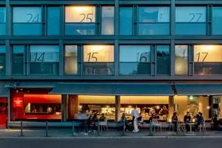 Место расположено на первом этаже Casa Camper Berlin в самом сердце района Митте