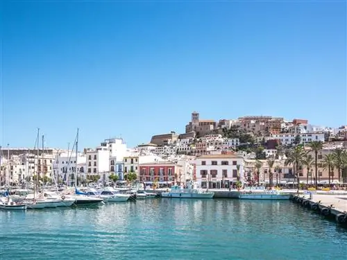 KPK0DW IBIZA SPAIN 28 мая 2015. Характерная архитектура Ибицы отражает средиземноморский стиль. Вид на старый… KPK0DW IBIZA SPAIN 28 мая 2015. Характерная архитектура Ибицы отражает средиземноморский стиль. Вид на старый…