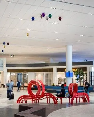 Jeppe Hein - единственный, который вы можете увидеть, только если у вас есть билеты на самолет. Для LaGuardia он создал красные скамейки и…