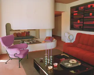 Переиздание кресла Tre Pezzi от Franco Albini в ковре Cassina Knitt из рафии от Codimat Журнального столика MBR 03 в…