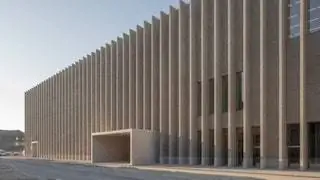 Здание возведено на месте старого склада, что нашло отражение в дизайне музея