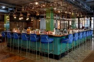 Помимо ресторана Seven North, построенного вокруг большой открытой кухни, напоминающей шумный…