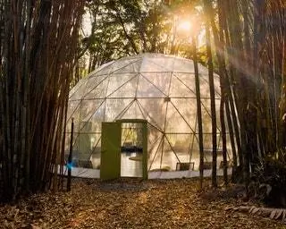 Вы не могли пропустить свой собственный купол геодезической йоги, идеально подходящий для групповых занятий