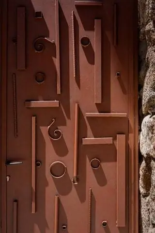 У каждой детали Casa Grate, кажется, есть своя история. Входная дверь в сад также скульптурная и…