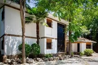 Этот дом, расположенный в районе Parque Conde Orgaz в Мадриде, является частью зданий, которые мы можем посетить в…