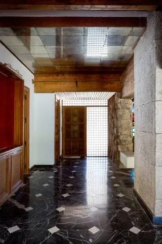 От входа в Casa Grate, который назван в честь человека, который приказал его построить, можно оценить стиль 60-х годов.…