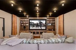 В доме также есть библиотека, кинотеатр…