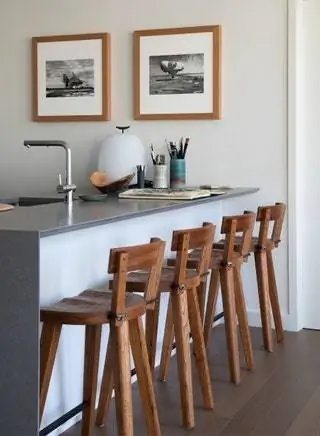 Рядом со столовой кухня с барной стойкой. Табуретки от Furniture Marolles, лампа Жозефа Андре Мотта и настенный диптих… Рядом со столовой кухня с барной стойкой. Табуретки от Furniture Marolles, лампа Жозефа Андре Мотта и настенный диптих…