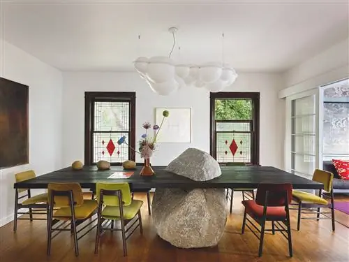 В столовой стол от Preston Sharp for Blackman, стулья Greta MagnussonGrossman с бархатом от Maharam и лампа…