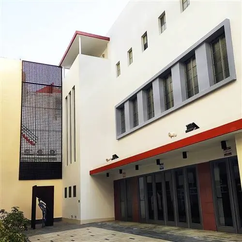 Старый cins Cuys сегодня преобразован в театр