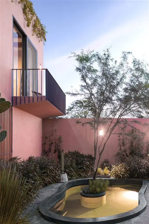 Сад Jardin Quinta Amores с розовым зданием фонтана