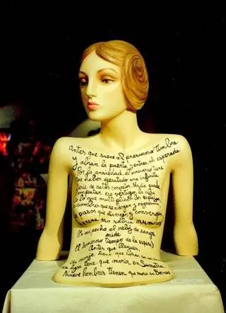 'Ожидание' 1994. Фрагмент картины Хорхе Луиса Борхеса 'Ожидание' на манекене