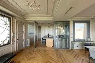 Первоначальное распределение трех комнат полностью исчезает, чтобы превратить его в дом с двумя… Первоначальное распределение трех комнат полностью исчезает, чтобы превратить его в дом с двумя…
