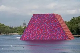 Эта инсталляция на лондонском озере Серпетин была временной скульптурой в Гайд-парке, сделанной из бочек… Эта инсталляция на лондонском озере Серпетин была временной скульптурой в Гайд-парке, сделанной из бочек…