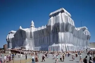 После борьбы, охватившей 1970-е и 1990-е годы, конверт Рейхстага был завершен в июне… После борьбы, охватившей 1970-е и 1990-е годы, конверт Рейхстага был завершен в июне…