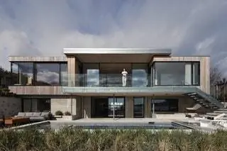 Bo Form Architecture разработала архитектуру этого двухуровневого дома, а Demitasse Garden Design…