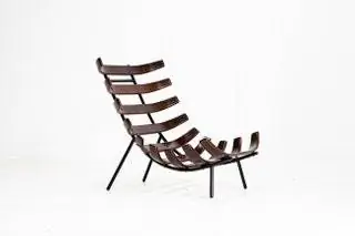 Это кресло «Costela Lounge Chair» от Мартина Эйслера. Он продается в боковой галерее Барселоны. Цена €23 900 за пару