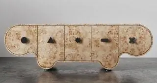 Как и на телеконкурсах, за каждой дверью Credenza стоит березовый буфет со стальными ручками от Studio… Как и на телеконкурсах, за каждой дверью Credenza стоит березовый буфет со стальными ручками от Studio…