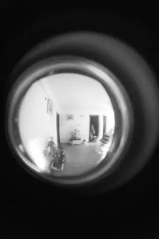 В книге фотограф собирает работу, проведенную в течение 6 месяцев в его доме, в которой он исследует завещание…